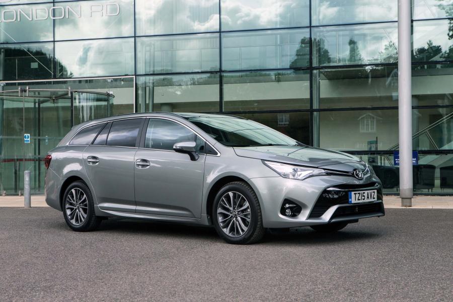  Toyota Avensis Touring Sports 2015 года  (UK) (фото 11 из 24)